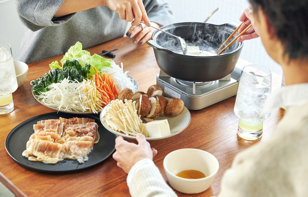 Image: https://1fl0kyr79c.user-space.cdn.idcfcloud.net/photographes/8f8885f75788004686972d95d8d34808.jpg お家で地鶏の王様名古屋コーチンを楽しめ、シメの雑炊やラーメンも感動するおいしさだから、最後の一滴まで堪能できる。飲めるポン酢&特製だし付き「名古屋コーチンしゃぶしゃぶセット(もも肉・むね肉)」|錦爽(きんそう)|丸トポートリー食品