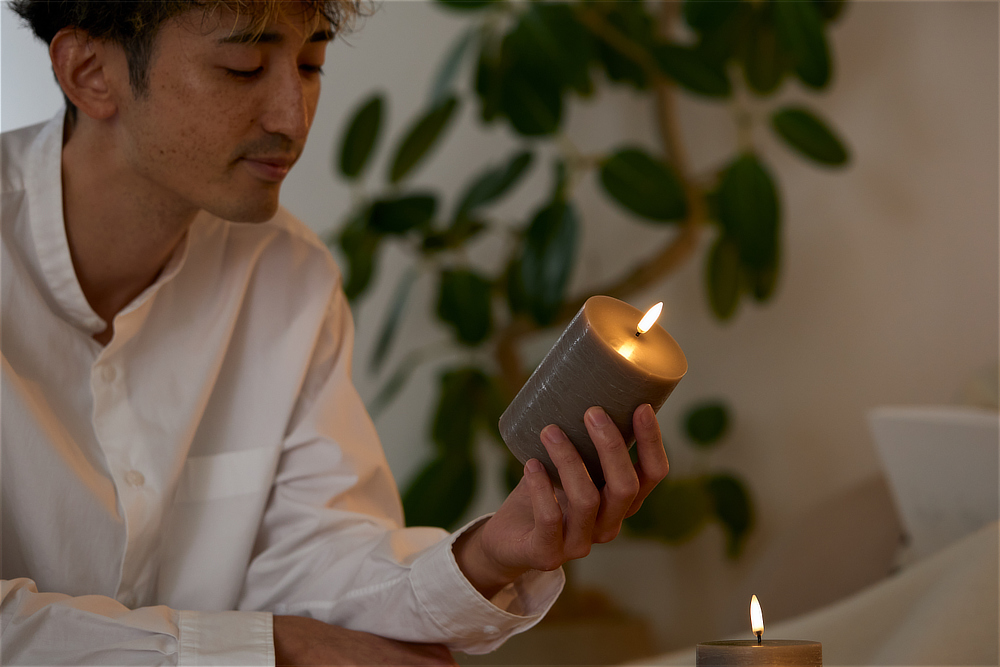 ボディは本物のロウ、炎はLEDの「ピラーキャンドル ラスティック」｜UYUNI LIGHTING（ウユニライティング）