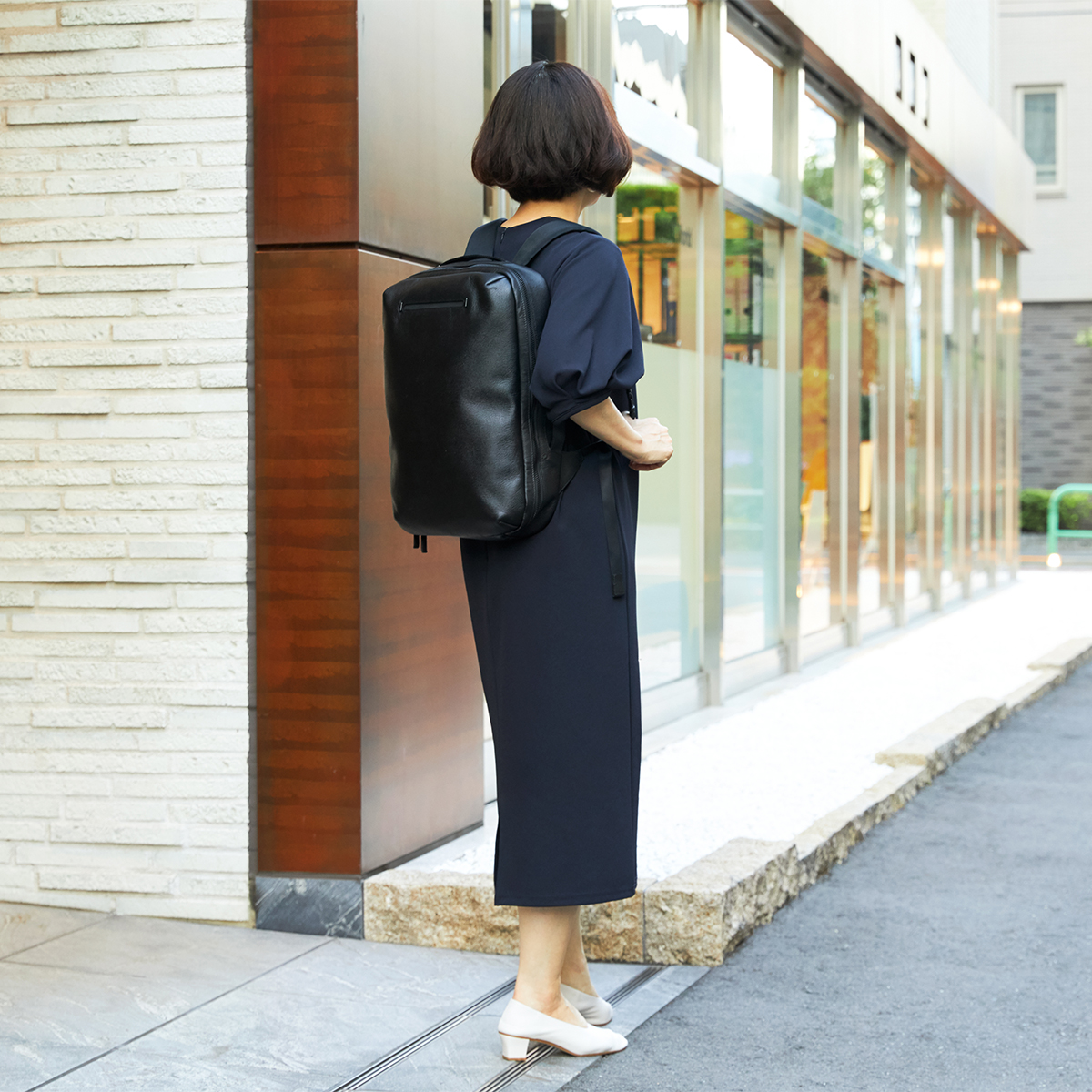 ビジネススーツにも、カジュアルスタイルにも、しっくり馴染む、懐の深いシンプルさ。|防水レザー、超軽量、直感ポケット付きの日本製レザーバッグ|PCバッグ・トートバッグ・リュック・バックパック|FARO(ファーロ)