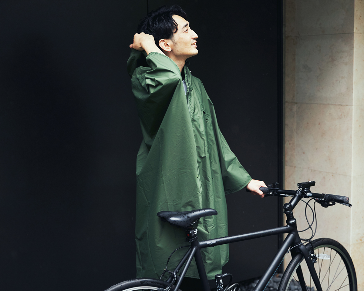 Image: https://1fl0kyr79c.user-space.cdn.idcfcloud.net/photographes/9072022f655b1c68f8d53fd069045002.jpg タウン用のマウンテンパーカーに見えますが、登山用レベルの本格派。雨の日も両手フリー、濡れない、蒸れにくい「ポンチョ」|U-DAY PONCHO(ユーデイ ポンチョ)