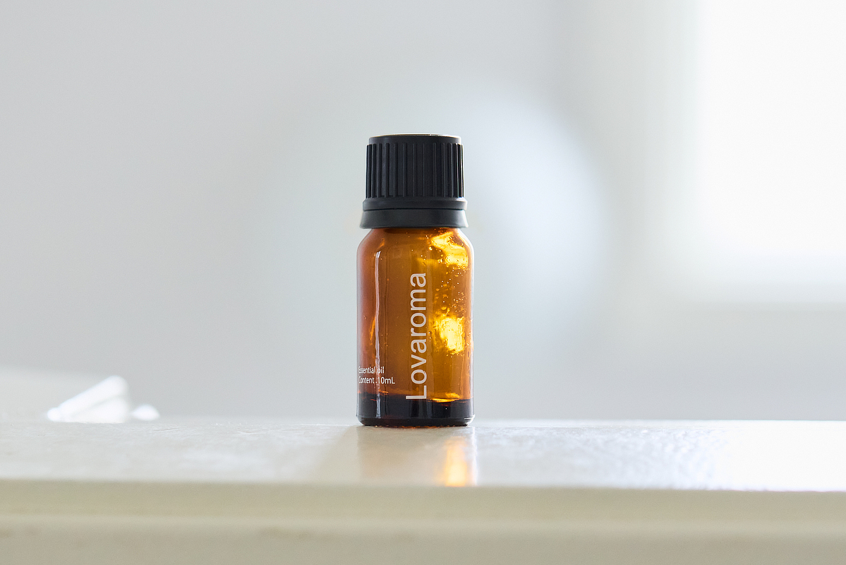 届いたらすぐに使える「ブレンド精油」1本つき。「シャキッと集中」「すっきりドライブ」「自然な虫除け」「ぐっすり睡眠」｜家、車、お店、オフィス、いつでもどこでも使える。コードレス充電式のネブライザー型アロマディフューザー｜Lovaroma（ラバロマ）