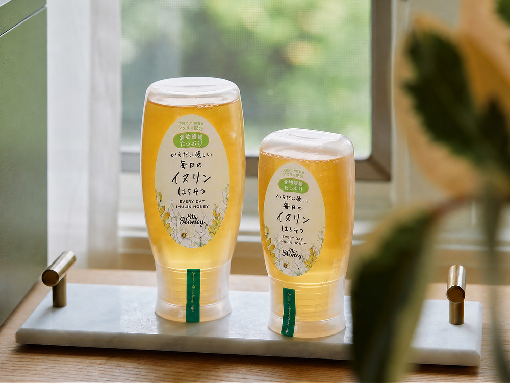 Image: https://1fl0kyr79c.user-space.cdn.idcfcloud.net/photographes/91a1834539b0073f795cf2962d6639fe.jpg 腸内の善玉菌のエサにもなり、発酵して「短鎖脂肪酸」を生み出し、腸内環境を整える「イヌリン」|血糖値上昇をゆるやかにする水溶性食物繊維入り。「からだに優しいイヌリンはちみつ」|My Honeyマイハニー(機能性表示食品)