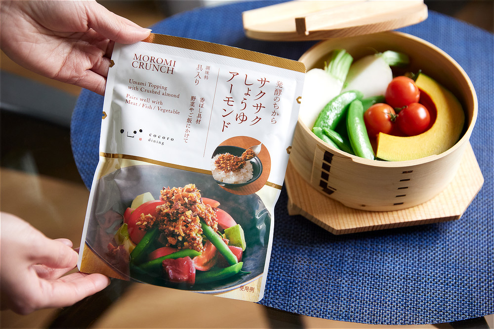 いつもの肉・魚料理、サラダ、パンやご飯までもが、サクサク香ばしい、新しいおいしさに。|一匙でどんな料理も美味しくなる、アーモンドと醤油の万能調味料。サクサク香ばしい食べる調味料『サクサクしょうゆアーモンド』