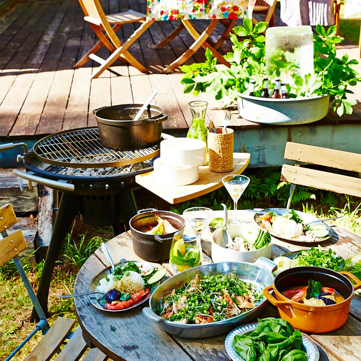 Image: https://1fl0kyr79c.user-space.cdn.idcfcloud.net/photographes/09809902d97db5ebd0482a93d013b801.jpg みんなとBBQが楽しめる庭、バラやハーブが香るイングリッシュガーデン、オリーブの木とデッキチェアを並べた心地よいテラス…あなたの理想の庭に、ぴったりのガーデンホース|Royal Gardeners Club(ロイヤルガーデナーズクラブ)