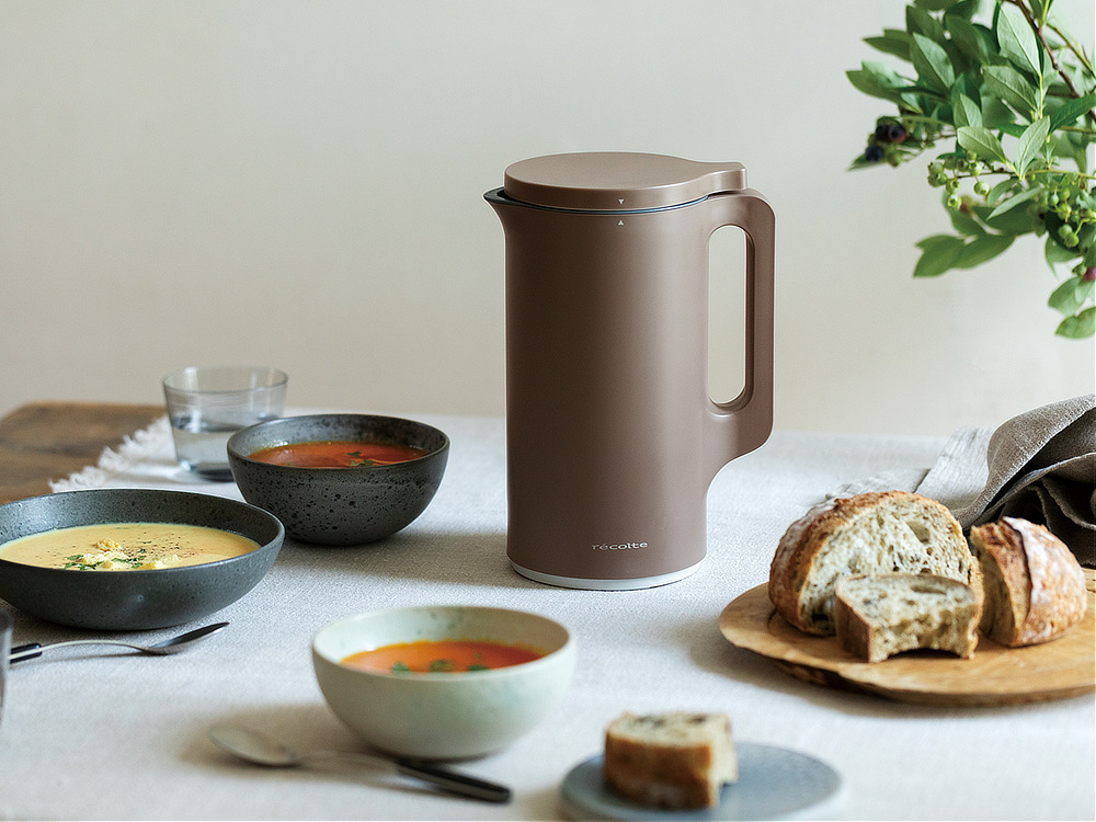 Image: https://1fl0kyr79c.user-space.cdn.idcfcloud.net/photographes/0ebcfde9f9f59ef044ffcdb8eed0341b.jpg 一見、スタイリッシュな湯沸かしポットのような、「自動調理ポット」。食卓に置いてもサマになるデザインと、邪魔にならないサイズ|『récolte(レコルト)』の自動調理ポット