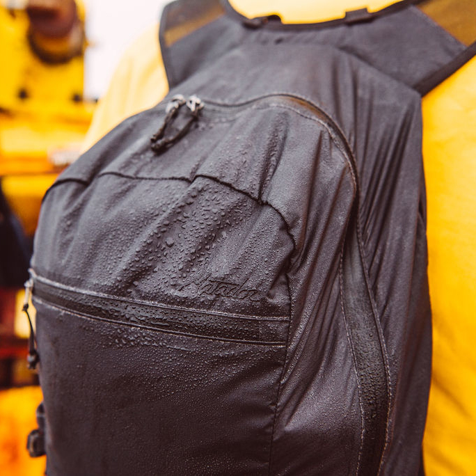 生地の裏側まで水を通さない高耐水性&高強度の素材「30D Cordura」。軽くて強靭なパラシュートと同じ素材のバックパック|Matador freefly16