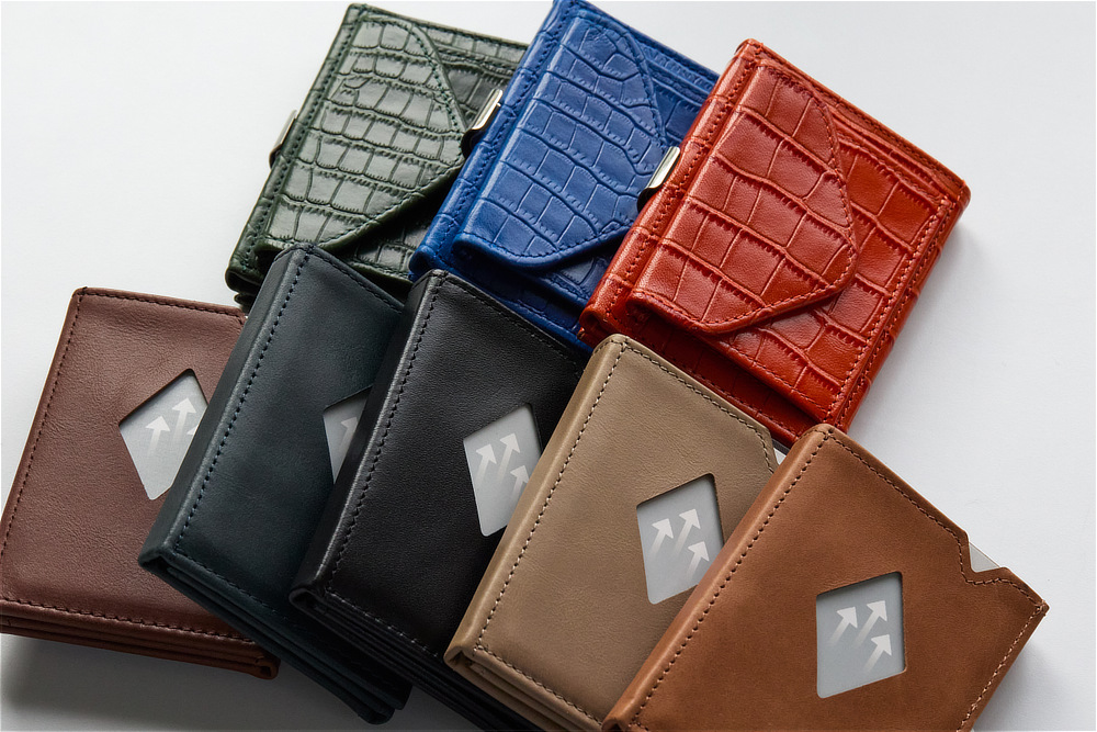 色展開は、カイマンの型押しが施された３色と、革本来のキメをそのまま活かした5色の全8色。｜スキミング防止機能付、１軍カードに直アクセス、コイン・お札も入るコンパクト財布（ウォレット）｜EXENTRI（エキセントリ）