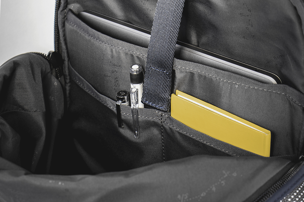 ラップトップ、ケーブルや充電器、財布などの小物収納できる、超軽量、動きを邪魔しない、荷重を分散、ミニマムデザインのバックパック | Topologie