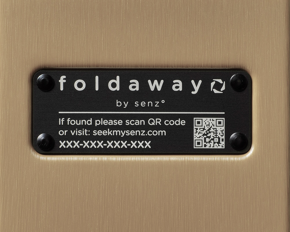 「ロストバゲージ対策」。AirTagなどのスマートトラッカーを入れるポケットがあるほか、独自の「Seekmysenz」というシステムで、発見者からの連絡を受け取れるのが画期的！｜空港で、観光地で、旅スタイルをスタイリッシュに。薄くたためてスリムに収納できる。スーツケース「senz°（センズ）oldaway（フォルダウェイ）」