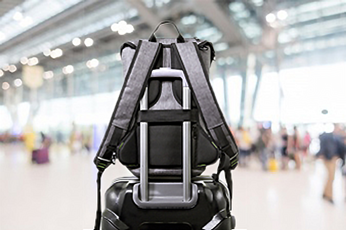 スーツケースに固定できるストラップも完備したハイテク収納の都会的なバックパック《DAYPACK》|Code 10(コードテン)