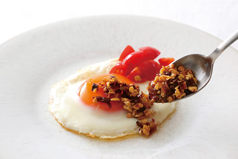 カットした粒々アーモンドに、風味豊かなしょうゆの組合せが絶品|どんな料理も美味しくなる。ギフトにも喜ばれる、香り高いトリュフ入りの万能調味料「サクサクしょうゆアーモンド トリュフ風味」