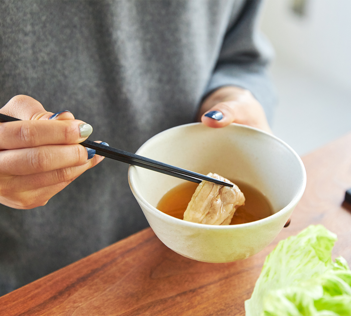白しょうゆと果汁を絶妙なバランスで配合したことで、しゃぶしゃぶの後半まで味が薄まりにくいという特徴も。スープと一緒に飲み干したくなるポン酢もぜひ味わってほしいです。飲めるポン酢&特製だし付き「名古屋コーチンしゃぶしゃぶセット(もも肉・むね肉)」|錦爽(きんそう)|丸トポートリー食品