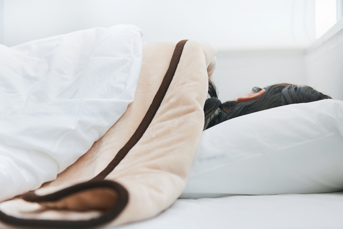 冷え込む夜も朝も快適で快眠できる。あなたの睡眠サイクルに合わせて、電源が自動オンオフ!洗濯機で丸洗いできる「電気毛布」|HEAT-CRACKER