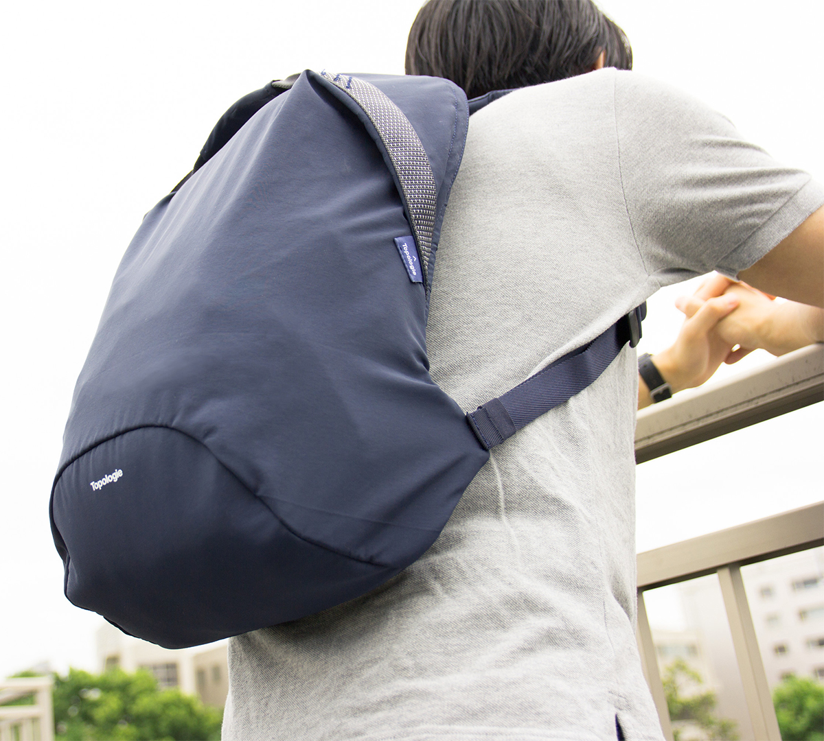 Image: https://1fl0kyr79c.user-space.cdn.idcfcloud.net/photographes/96e5224a3dc0492f1ed7adf6b6a98a13.jpg ③荷重を分散する「安定構造」|超軽量、動きを邪魔しない、荷重を分散、ミニマムデザインのバックパック | Topologie