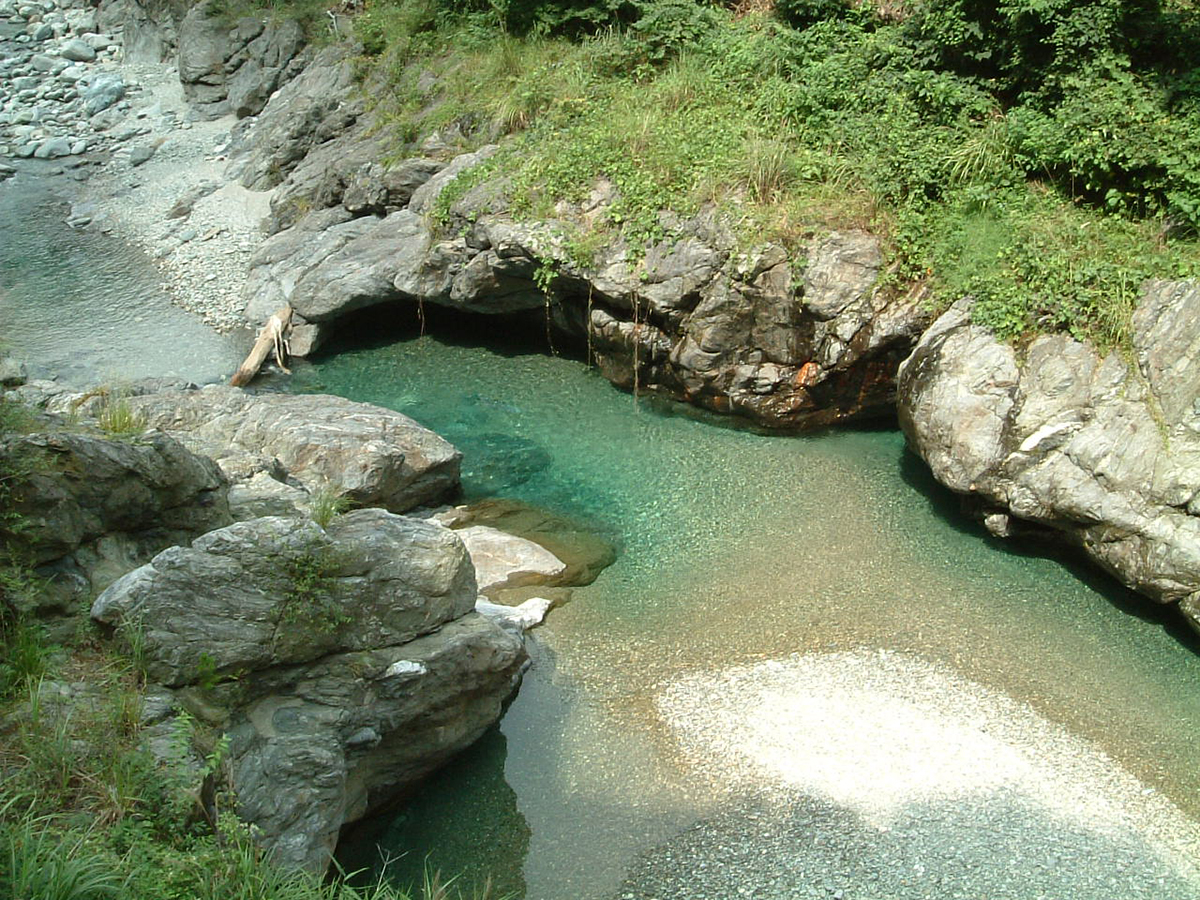 260年前から、伊予和紙づくりに欠かせない銅山川の清流|汗でベタつかない、匂わない、綿より軽い!三拍子揃った「ニットポロシャツ」|伊予和紙ポロシャツ