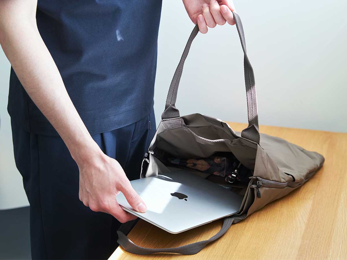 オフィスやカフェでの仕事へ、ノートPC、財布、スマホ、折畳み傘、マイボトルがぴったり収まる、容量2ℓです。薄型トートバッグが大容量バッグに変身するバッグ|WARPトランスフォームジッパーバッグ