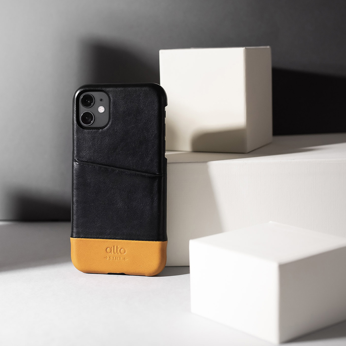 熟練職人による念(ネン)引き加工を丁寧に施されたカードボルダー付きのiPhoneケース|Alto