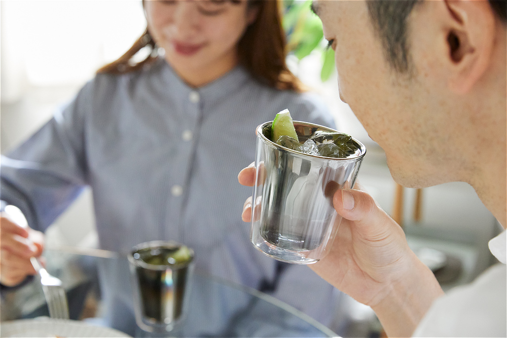 宇宙開発技術を用いたオーロラのような色合い|オーロラの光彩にまろやかな味わいになる『PROGRESS(プログレス)』の純チタンコーティンググラス(日本製・メイドインジャパン)