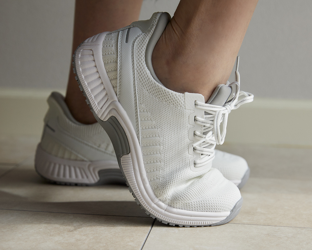 コンフォートシューズに見えないデザイン、外反母趾気味も心地よく履ける｜スッと履けて、すっぽりフィットする「コンフォートスニーカー」｜Orthofeet（オーソフィート）