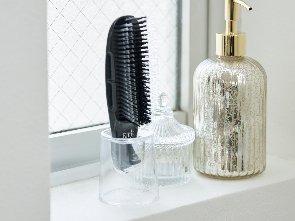 Image: https://1fl0kyr79c.user-space.cdn.idcfcloud.net/photographes/9bc5064f677cf4537e2ae6e5aa99552e.jpg ブラシだけで、お家でサロン級の仕上がりになる|髪のうねりもパサつきも抑えられて、キューティクルがツヤツヤに。プロのヘアケア施術を3700本の極細ピンで再現する「トリートメントブラシ」|EMIT(エミット)