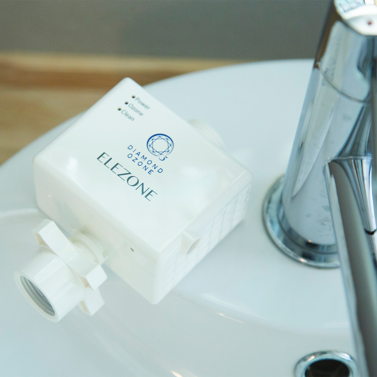「導電性ダイヤモンド電極」によって、いつもの洗濯で、部屋干し臭・黄ばみ・カビ対策できる「洗濯機用オゾン水生成器」|ELEZONE(エレゾン)