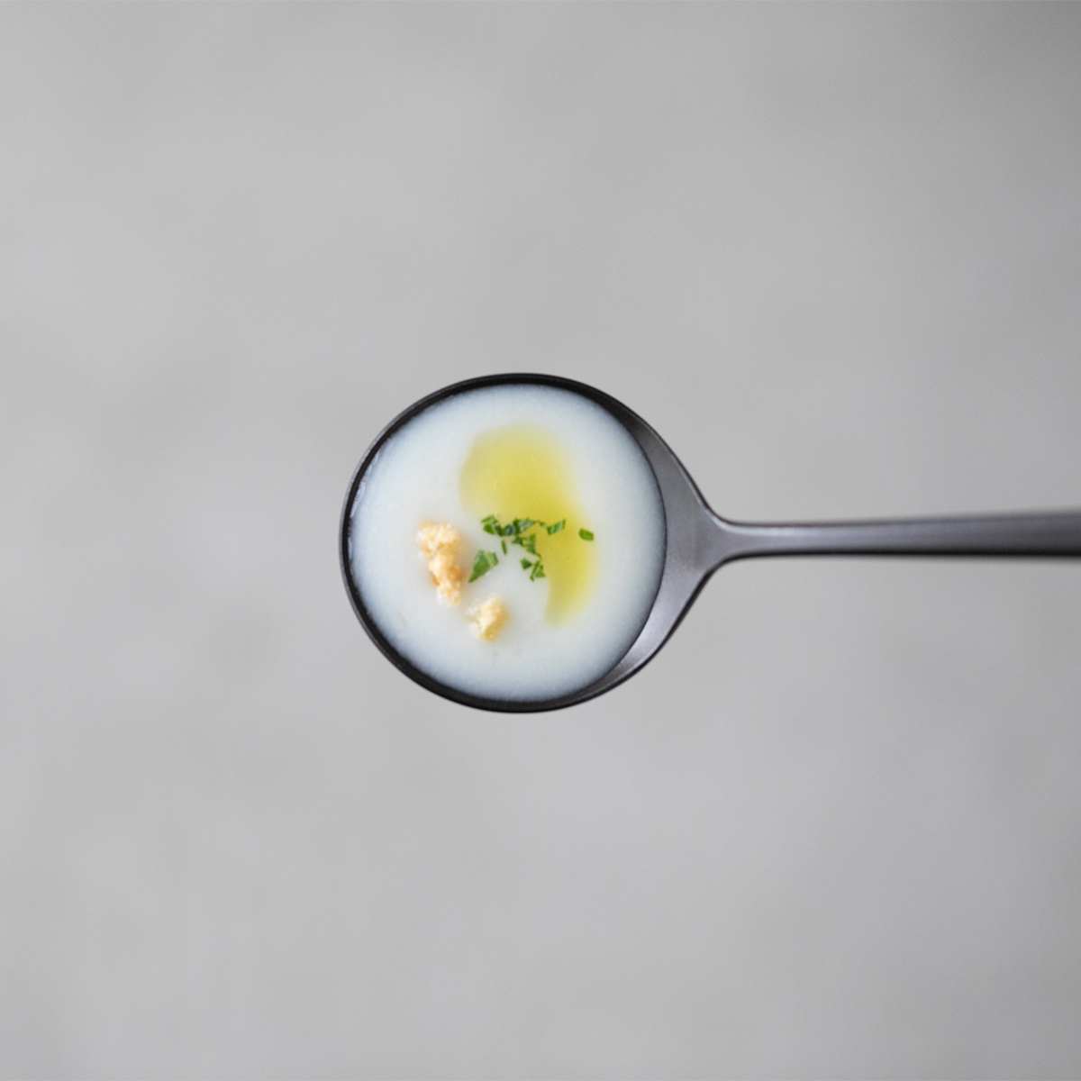 薄さ1ミリの丸皿。薄いのに落としても割れず、重ねて収納してもかさ張らないから食器棚もスッキリ。落としても割れない、黒染めステンレスの食器(フォーク・スプーン)|KURO(96)クロ