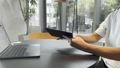 Image: https://1fl0kyr79c.user-space.cdn.idcfcloud.net/photographes/9e0c220be4f50373e25da7a7f326d6a6.gif 薄さ4.1ミリ!目線が上がって、姿勢ラクラクな「多機能スタンド」|MOFT(非粘着タイプ)