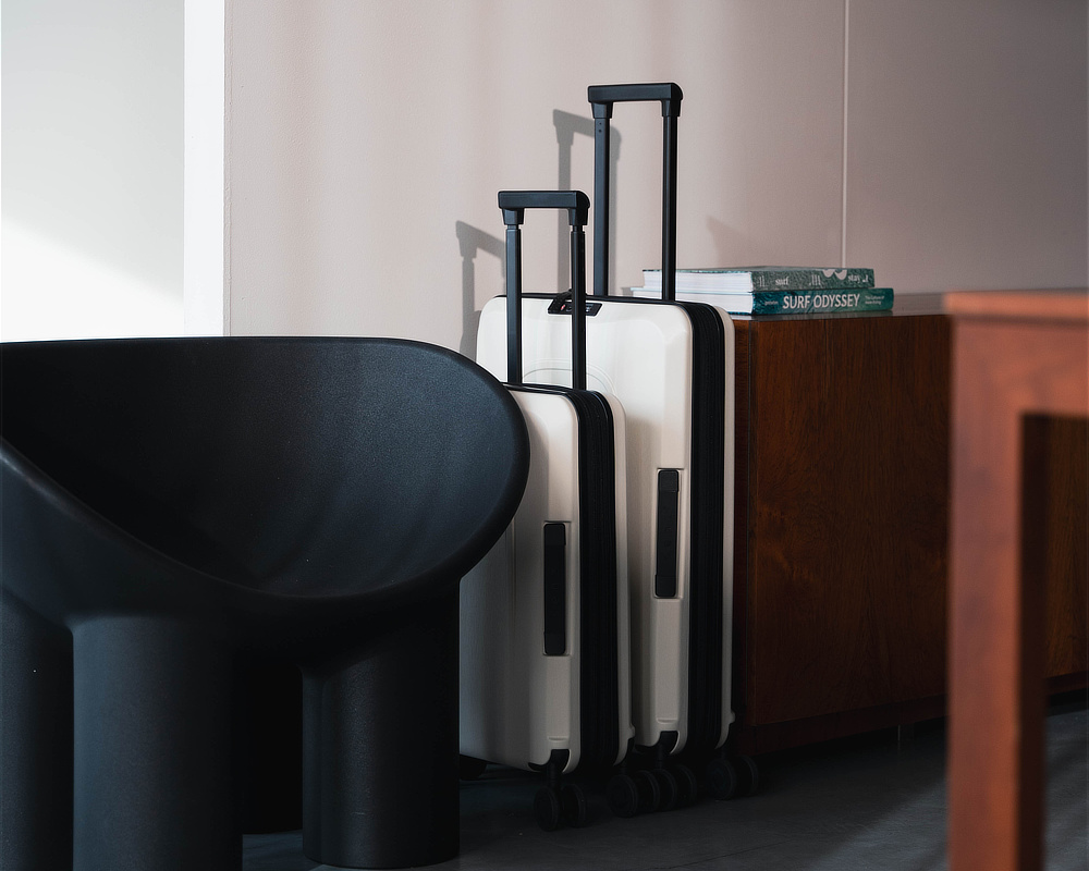 キャスターの動きもスムーズで、収納も充実、これで省スペースできるなら、海外旅行用の大きいサイズも躊躇なく購入できます。｜空港で、観光地で、旅スタイルをスタイリッシュに。薄くたためてスリムに収納できる。スーツケース「senz°（センズ）oldaway（フォルダウェイ）」