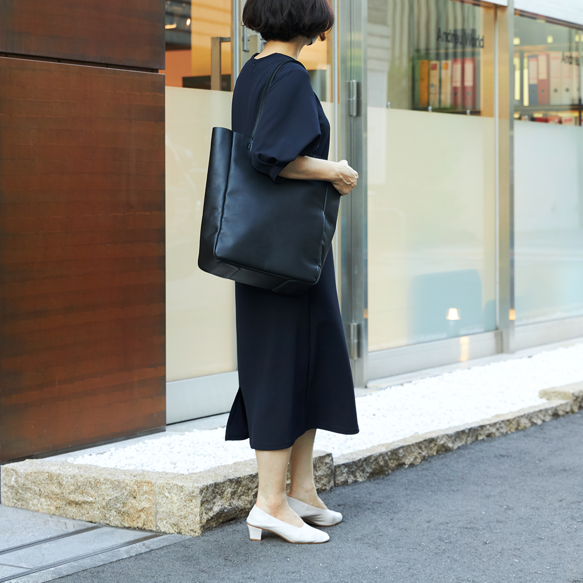 Image: https://1fl0kyr79c.user-space.cdn.idcfcloud.net/photographes/9ec6c1727b3c68a2af232fc181807d11.jpg ビジネススーツにも、カジュアルスタイルにも、しっくり馴染む、懐の深いシンプルさ。|防水レザー、超軽量、直感ポケット付きの日本製レザーバッグ|PCバッグ・トートバッグ・リュック・バックパック|FARO(ファーロ)