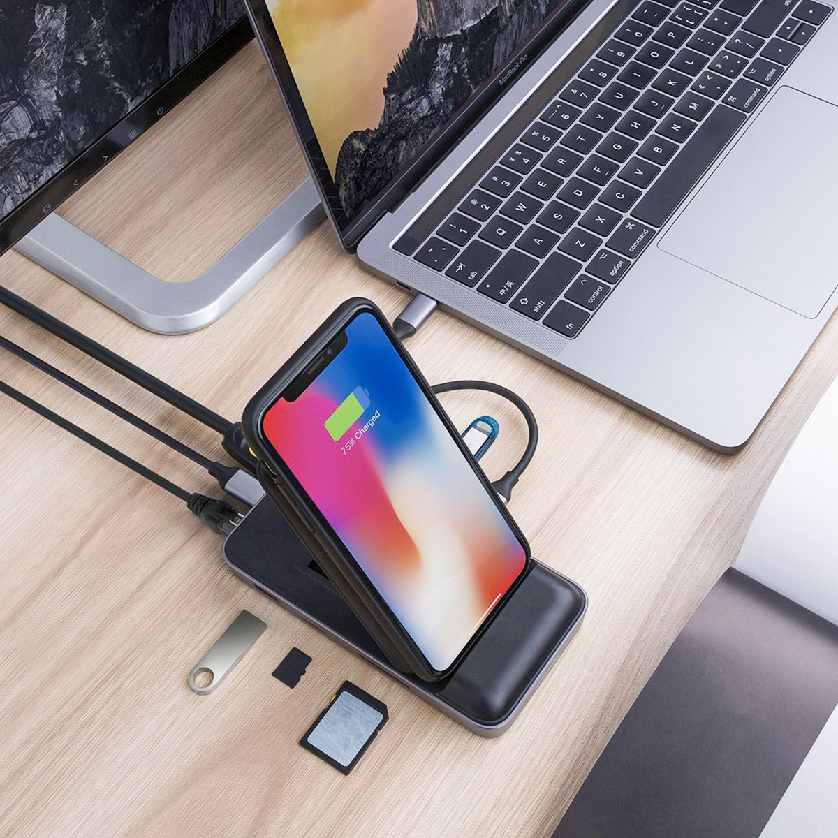 パソコン周りのごちゃごちゃを解決!ハブと充電スタンドがひとつに|「USB-Cハブ+ワイヤレス高速充電器」|Hyper Drive|スマホアクセサリーで快適なモバイルライフを。スマホがもっと便利になるおすすめグッズをご紹介