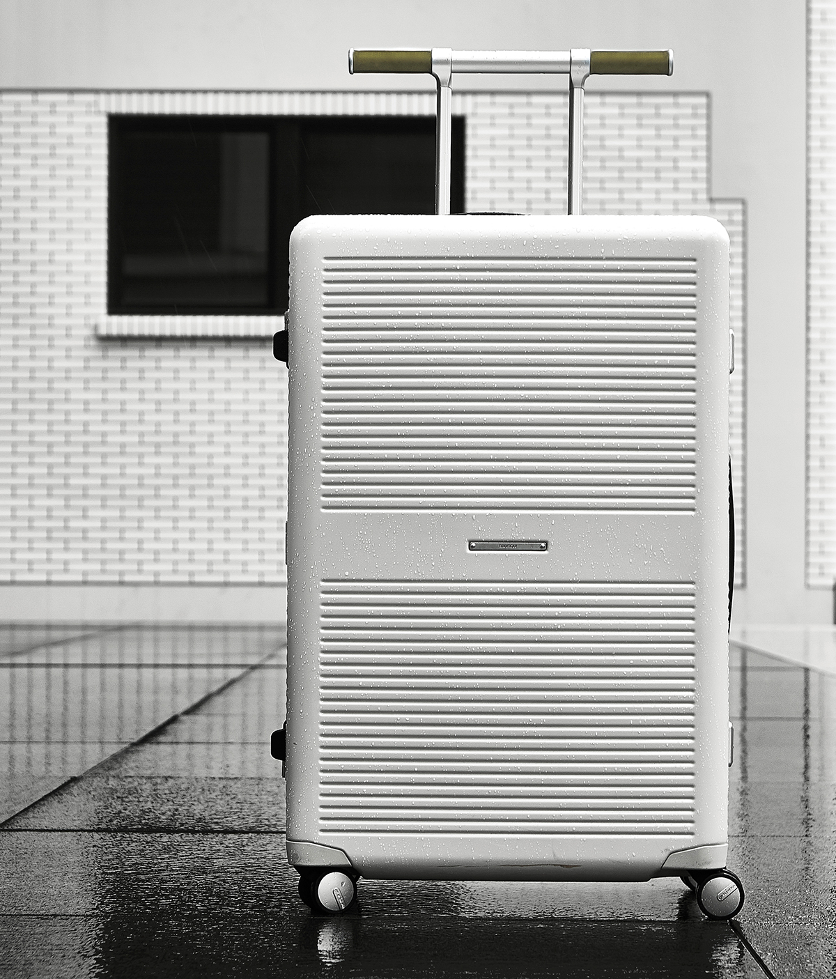 「荷物を守り、快適に運ぶ」の本質を追求し、さまざまなテストを重ねた上で商品化した耐久性や耐衝撃性のあるスーツケース(88L・7泊〜)|RAWROW