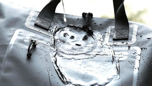 Image: https://1fl0kyr79c.user-space.cdn.idcfcloud.net/photographes/a1b56a20f28728fcb3665ff6a852d276.gif スタイリッシュな都会的デザインの防水性トートバッグ