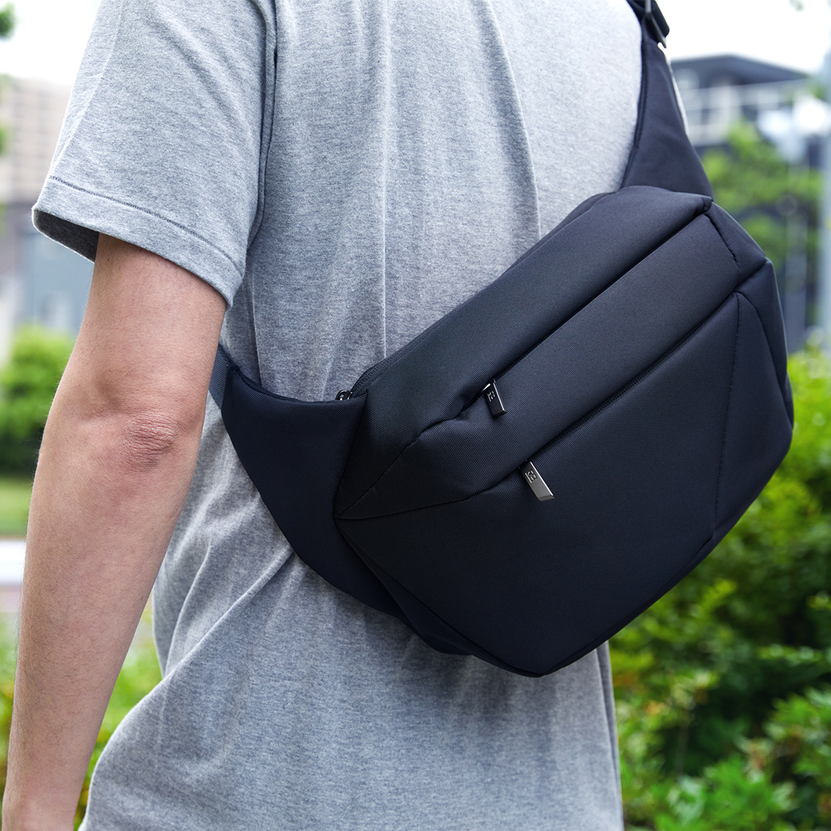 体の前に掛けても、後ろに背負っても、フワッと密着する感じも気持ちいい。「石」から発想したミニマルデザイン、タブレットと上着を入れても型崩れしない「ボディバッグ」|STONE SLING(ストーン スリング)