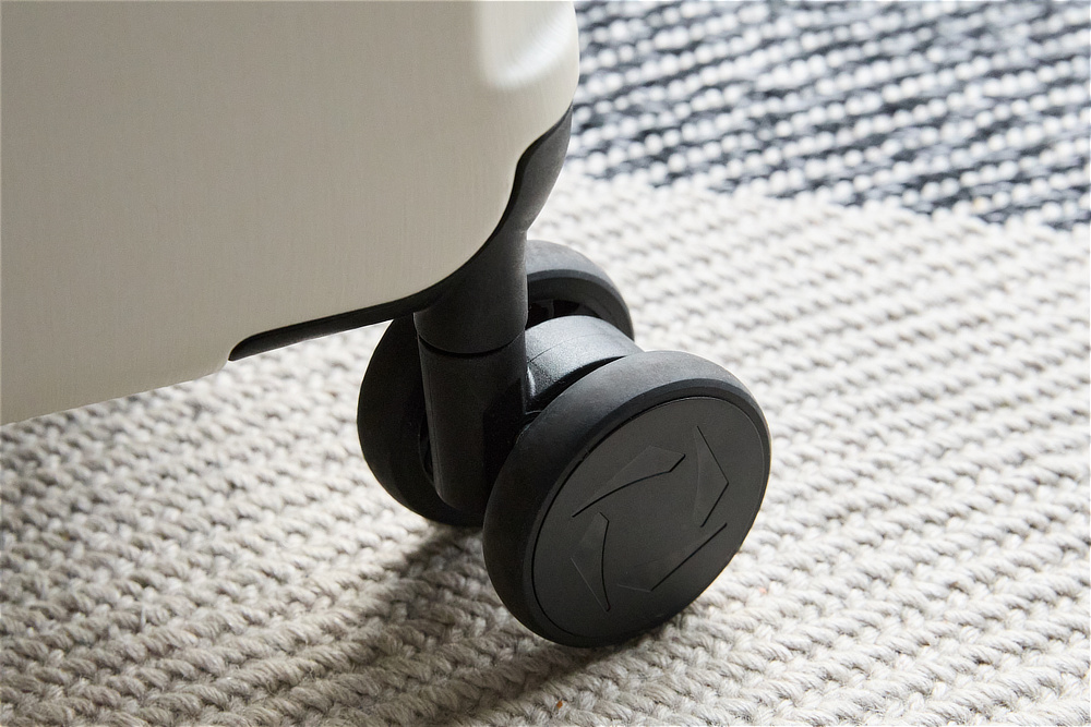 キャスターは、ひとつにタイヤが2輪付いた「双輪キャスター」。360°クルクルと回転し、力をいれなくても軽やかに走行します。スーツケース「senz°（センズ）oldaway（フォルダウェイ）」