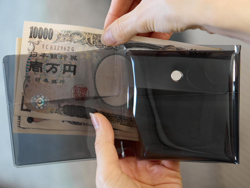 軽くて薄〜いから、ポケットにもすっぽり｜軽くて薄〜いクリア素材のコンビニウォレット｜コンパクトでミニマムな財布『sugata（スガタ）』