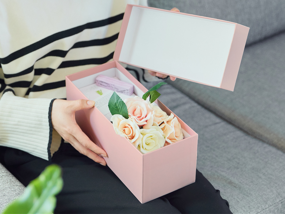 《ギフトセット/ローズ/アロマスプレーと専用ベース付き》昼はアートフラワー、夜はあたたかなムードライトになる「ローズブーケLED(ホワイト)」|VIA K STUDIOヴィアケースタジオ