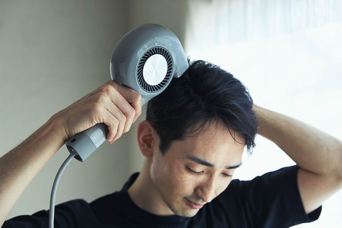 ノーズレスだから、ドライヤーの安定感が、まるで違います。手と空間に馴染む、85℃のちょうどいい風をつくる「ヘアドライヤー」|cadocuaura(カドークオーラ)|BD-E2