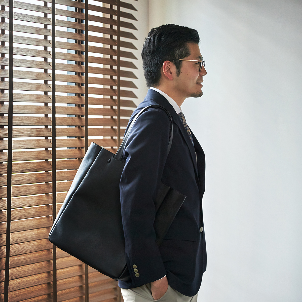 Image: https://1fl0kyr79c.user-space.cdn.idcfcloud.net/photographes/a46aee4eca18851ba210f52d7150afd4.jpg ビジネスにもカジュアルにも活躍する|防水レザー、超軽量、直感ポケット付きの日本製レザーバッグ|PCバッグ・トートバッグ・リュック・バックパック|FARO(ファーロ)