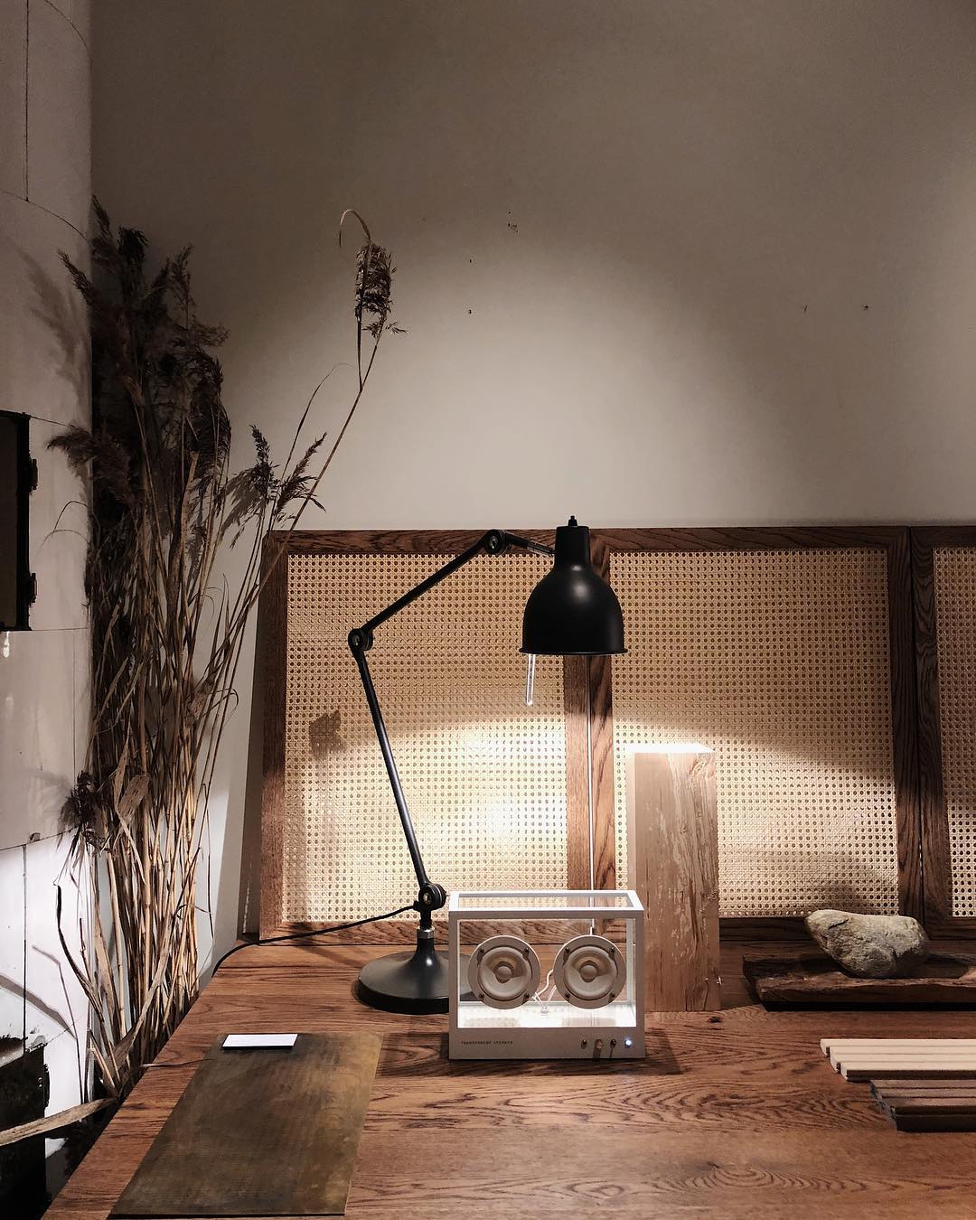 お気に入りの家具やアートのように、音楽をインテリアにしてくれる。ガラスとスピーカーユニット2つだけ、美しい佇まいの「Bluetoothスピーカー」|TRANSPARENT SPEAKER(トランスペアレント スピーカー)