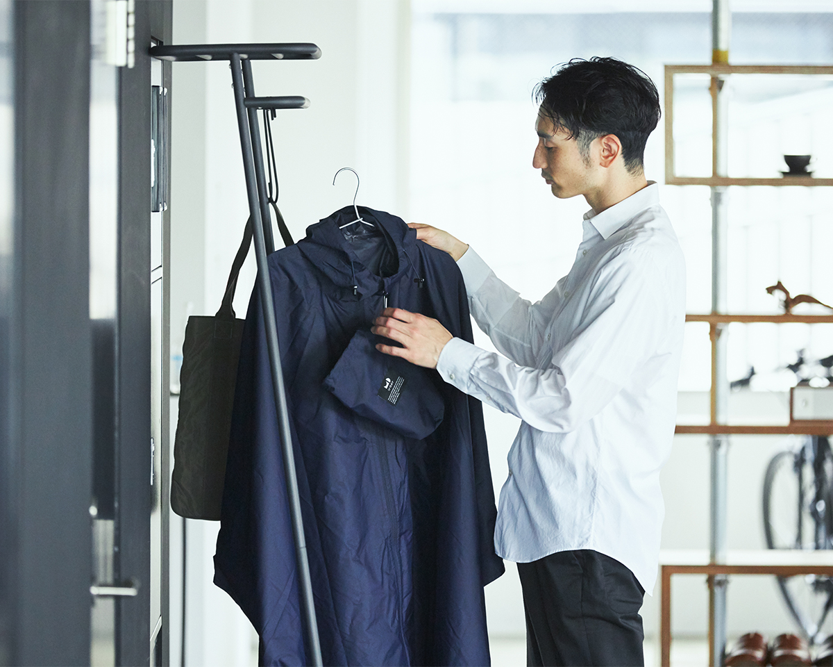 サッと掛けられてサッと手に取れる見せる収納に|DUENDE WALL HANGER(デュエンデ ウォール ハンガー)|スリムラックで片付けの達人に。定位置を決めるちょい置きで暮らしスッキリ