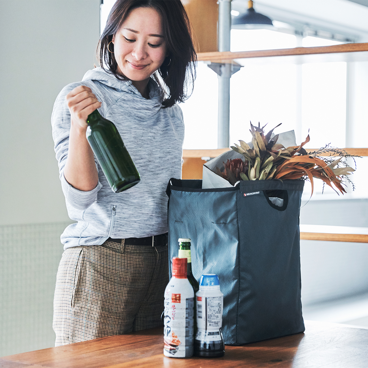 荷解きがスムーズ。たためる金属フレーム入り!自立するから、柔らかいパンや葉物野菜、花を潰さない「箱型エコバッグ」|ADK Packworks