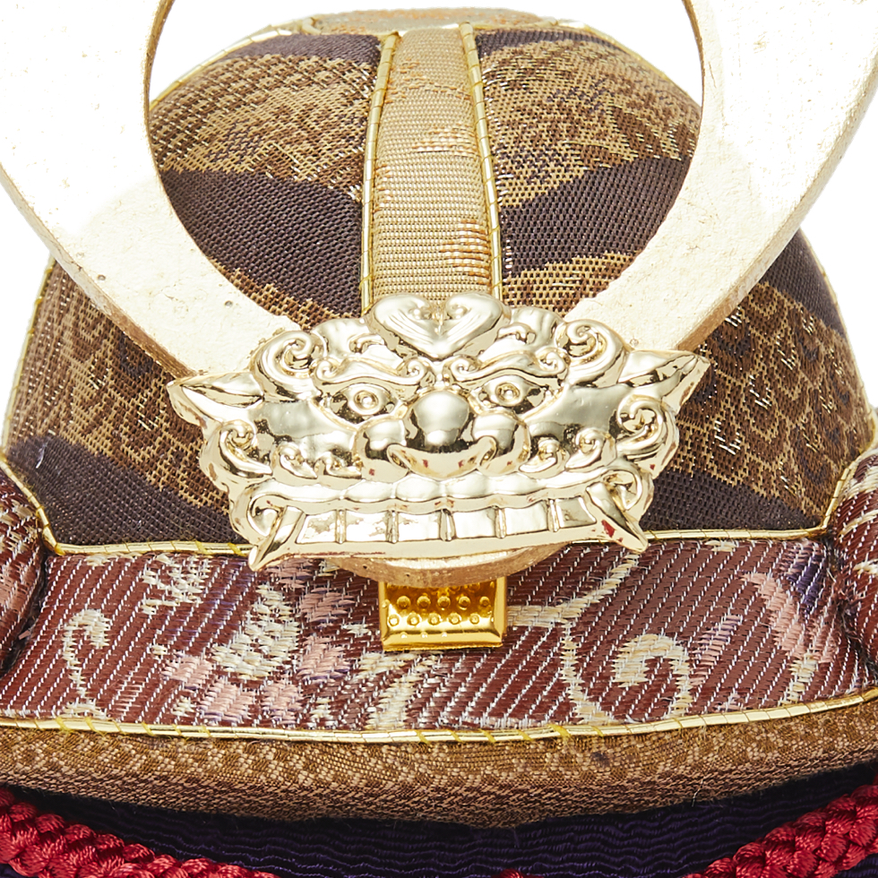 3. 獅噛み・鍬形(兜):金沢箔(金箔)|6つの日本伝統工芸をコンパクトにした、木目込の「プレミアム兜飾り」| 宝輝 | 柿沼人形