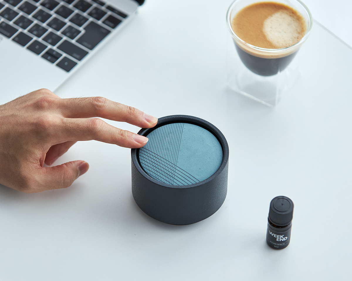 ディフューザー本体のフチを1.5秒以上長押しするだけで、スイッチON|ミニマムでおしゃれなデザイン家電。香炉のような静かな存在感の「アロマディフューザー」|WEEKEND(ウィークエンド)