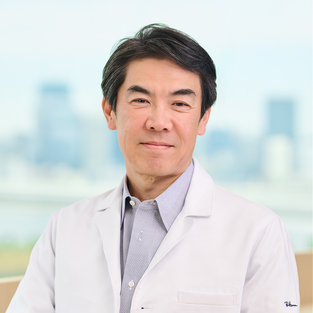 優れた機能性は足の専門家からもお墨付き。アワードの審査員の１人で、日本の足病学の第一人者である久道勝也医師｜スッと履けて、すっぽりフィットする「コンフォートスニーカー」｜Orthofeet（オーソフィート）