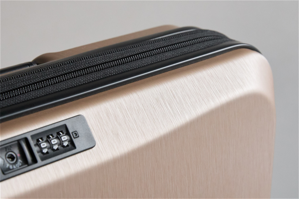 表側、前面と背面は、衝撃に強く、軽量なポリカーボネート製。ひび割れや破損が起こりにくい素材。薄くたためてスリムに収納できる。スーツケース「senz°（センズ）oldaway（フォルダウェイ）」