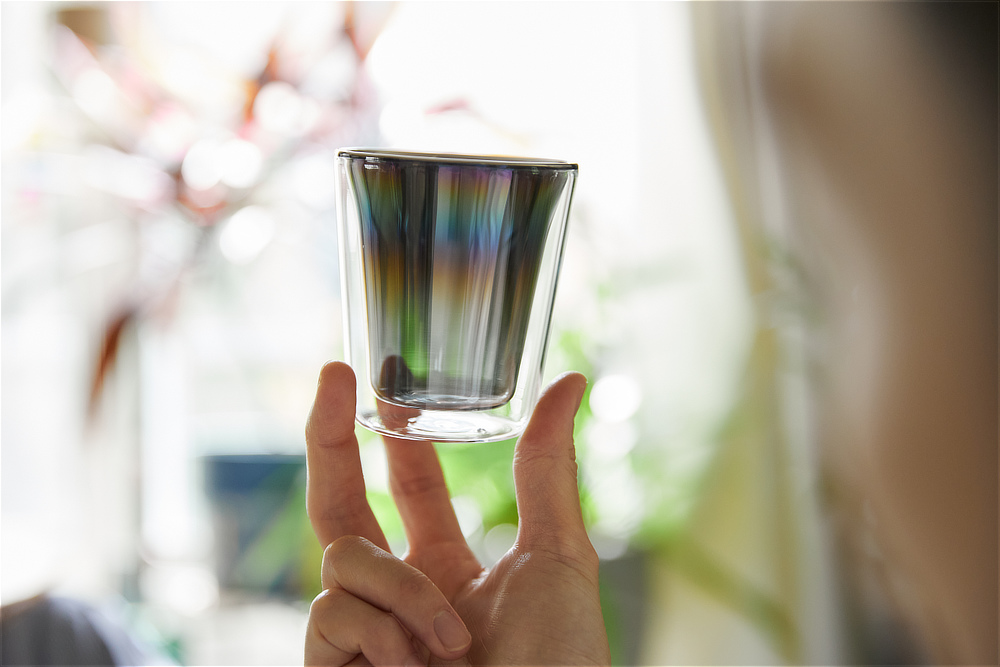 半透明になっているのでグラスの中が透けて見える|オーロラの光彩にまろやかな味わいになる『PROGRESS(プログレス)』の純チタンコーティンググラス(日本製・メイドインジャパン)