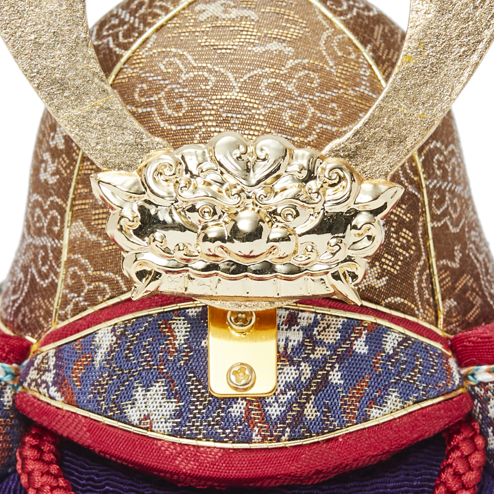 3. 獅噛み・鍬形(兜):金沢箔(金箔)|6つの日本伝統工芸をコンパクトにした、木目込の「プレミアム兜飾り」| 宝輝 | 柿沼人形