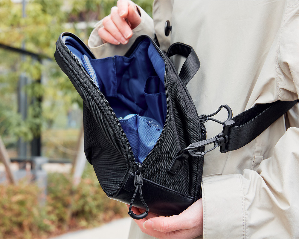 口がパカっと60°開いて、荷物が見える、出し入れスムーズな「バネパカ ショルダーバッグ」｜mayumasa