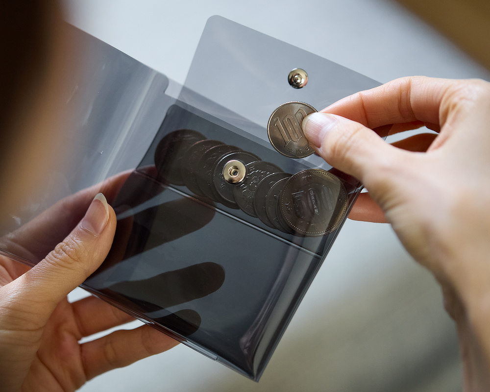 取り出す時すぐに見分けられてお会計もスムーズ｜軽くて薄〜いクリア素材のコンビニウォレット｜コンパクトでミニマムな財布『sugata（スガタ）』