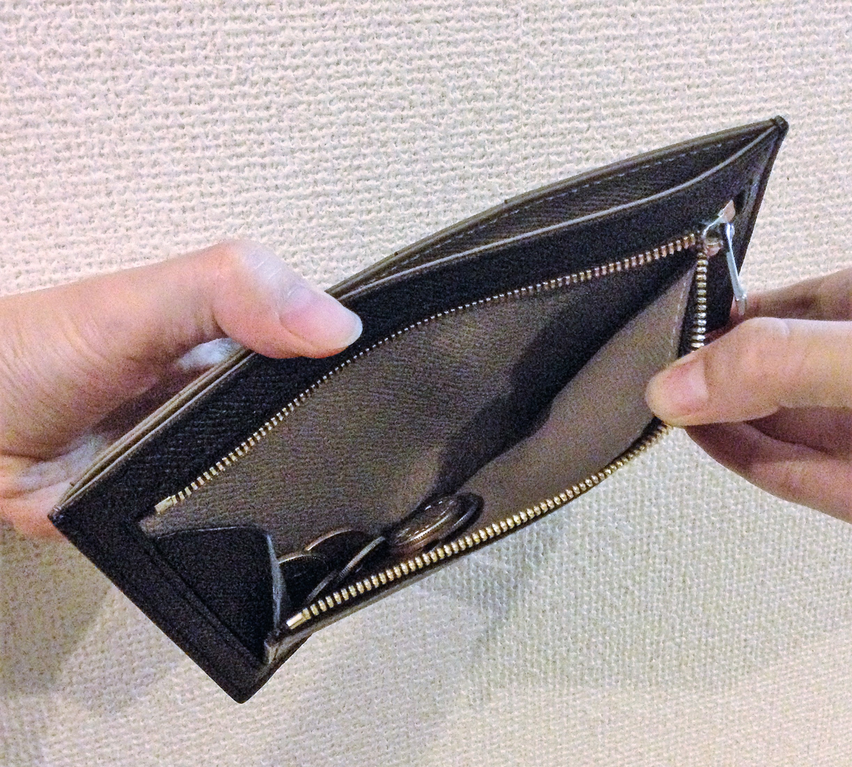 薄さと収納量を追求した硬貨入れ|カードを見える化、支払いも収納もスマートな革財布(長財布)|ALBERTE